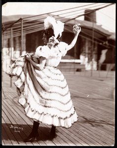 Une actrice en costume répétant sur le toit de ce qui est probablement le New York Theatre, New York, 1900